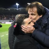 Le president du FC Sion Christian Constantin, droite, embrasse l'entraineur du FC Sion Didier Tholot, gauche, a la fin de la rencontre des quarts de finale de la Coupe de Suisse de football entre FC Sion et BSC Young Boys le jeudi 29 fevrier 2024 au stade de Tourbillon a Sion. (KEYSTONE/Laurent Gillieron)
